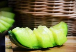 吃瓜真香的英文,From Gossip to Reality: The Truth Behind the 'Eating Melon and Finding It Tasty' Phenomenon