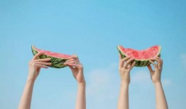 双人共舞吃瓜图片,甜蜜瞬间