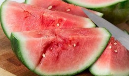 芜湖儿童吃瓜,夏日街头童趣盎然