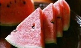 男子吃瓜,一场舌尖上的狂欢