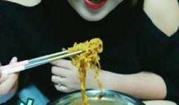 吃瓜面挑战视频,揭秘网红美食背后的秘密！