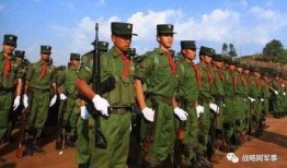 佤邦军人吃瓜,军营里的夏日清凉时光