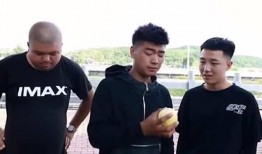 混混吃瓜没给钱,引发网友热议