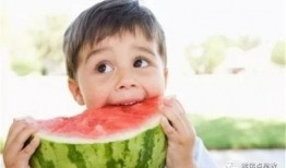 搂腰吃瓜,揭秘娱乐圈的亲密互动与八卦风云