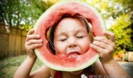 头上戴浴巾吃瓜,悠闲吃瓜，夏日休闲新风尚