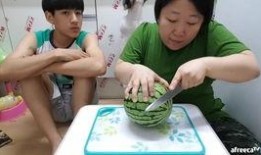 江苏母子吃瓜,吃瓜瞬间引发网友热议