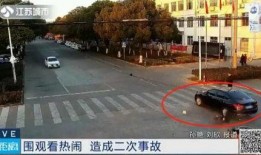 老人吃瓜被车子撞到,老人吃瓜不幸被撞，安全意识警钟长鸣