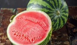 小孩吃麒麟瓜视频,甜蜜瞬间萌翻网友