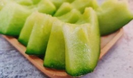 吃瓜真香的英文,From Gossip to Reality: The Truth Behind the 'Eating Melon and Finding It Tasty' Phenomenon