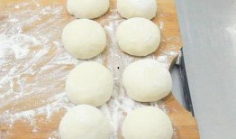 头上戴浴巾吃瓜,悠闲吃瓜，夏日休闲新风尚