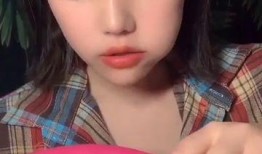 美女在家吃网纹瓜,美女独享网纹瓜的悠闲午后