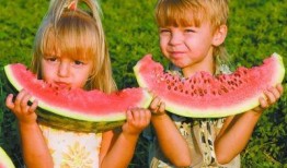 玩偶姐姐传送门 吃瓜,揭秘吃瓜背后的娱乐真相