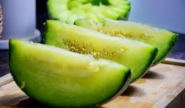吃瓜真香的英文,From Gossip to Reality: The Truth Behind the 'Eating Melon and Finding It Tasty' Phenomenon