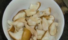 香菇和小瓜能一起吃吗,香菇与小瓜的搭配食用探讨