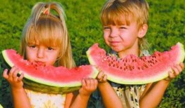 双人共舞吃瓜图片,甜蜜瞬间