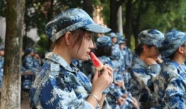 军训当天吃瓜,瓜果飘香，青春滋味初体验