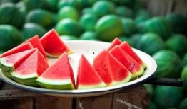 有人吃瓜有桃,共享人间烟火气