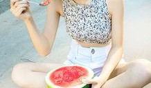 野生萌妹吃瓜,野生萌妹的瓜田奇遇记