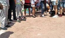 村民吃瓜现场,欢乐氛围下的乡村生活剪影