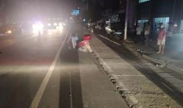 老人吃瓜被车子撞到,老人吃瓜不幸被撞，安全意识警钟长鸣