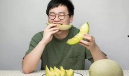 男子吃瓜,一场舌尖上的狂欢