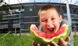 男子吃瓜,一场舌尖上的狂欢