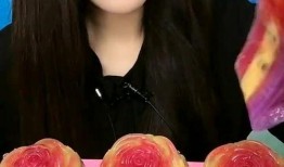 美女在家吃网纹瓜,美女独享网纹瓜的悠闲午后