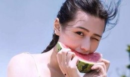 头上戴浴巾吃瓜,悠闲吃瓜，夏日休闲新风尚