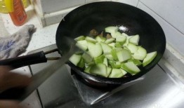 炒麻辣小瓜吃,家常美味一锅端