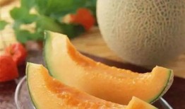 众人吃哈密瓜,众人品尝哈密瓜的欢乐时光