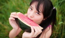 美女吃瓜可爱照片高清,高清美照捕捉瓜界萌主瞬间