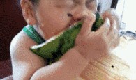 小孩搞笑吃瓜视频,小萌娃搞笑吃瓜瞬间，萌态十足引网友爆笑